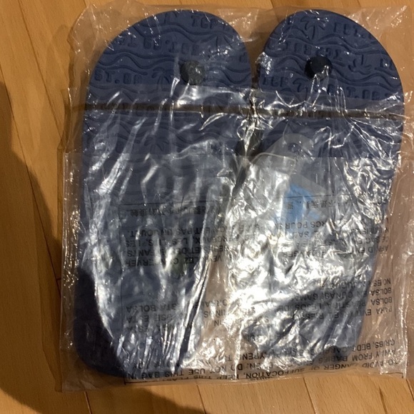 💦✏️🆓 with $30 purchase- NWT Children’s Place Shark Flip Flops - Size Youth 1-2 - Picture 4 of 7